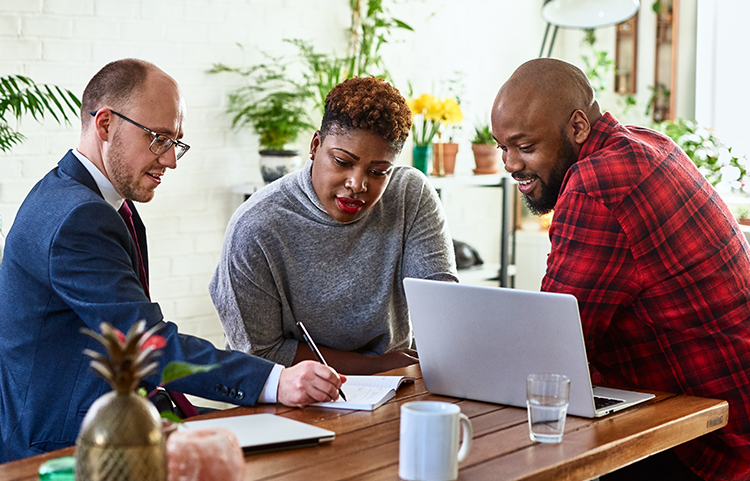 Un couple discute avec un professionnel de l'investissement