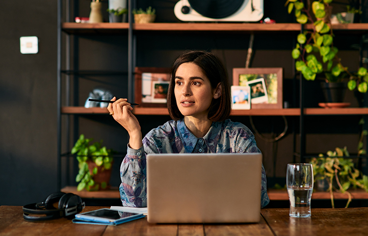 Personne assise à une table avec son ordinateur portable