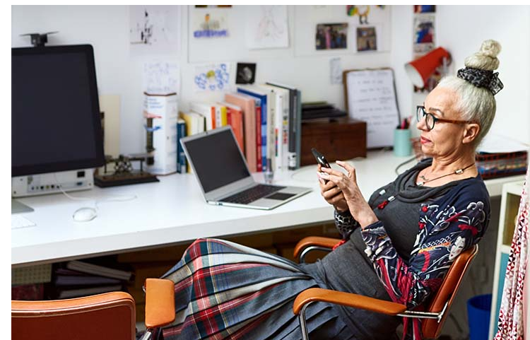 Femme au téléphone au bureau.